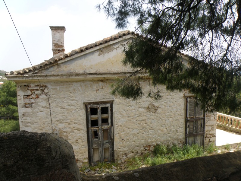 Επισκευή παραδοσιακού κτιρίου στα Χρούσσα